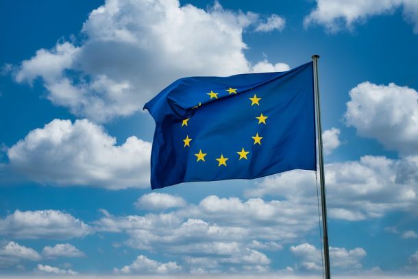 »Čeprav ni schengen niti klinično niti možgansko mrtev, je na intenzivni negi«