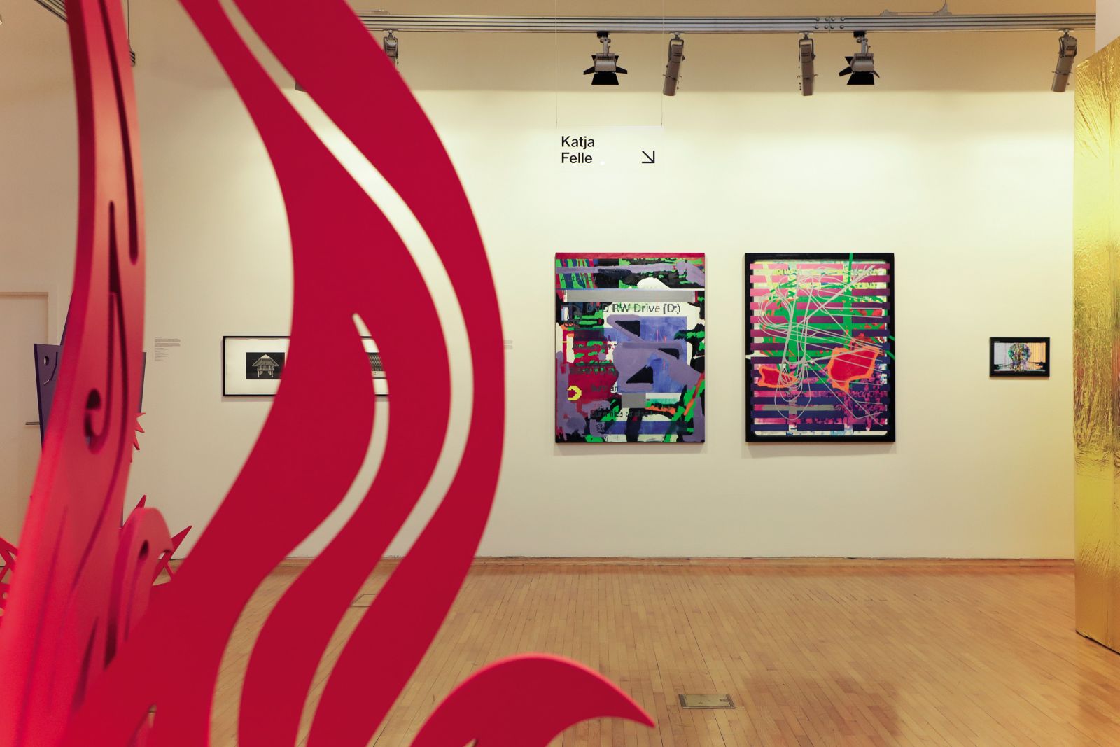 V Frankfurtu delujoči umetnik Gašper Kunšič (levo) z ognjenimi skulpturami in grafikami na razstavi izkazuje zanimanje za ornament ter preplet folklore in popkulture, medtem ko Katja Felle (desno), razpeta med Slovenj Gradcem in Parizom, navdih črpa v nasičenosti medijske krajine.