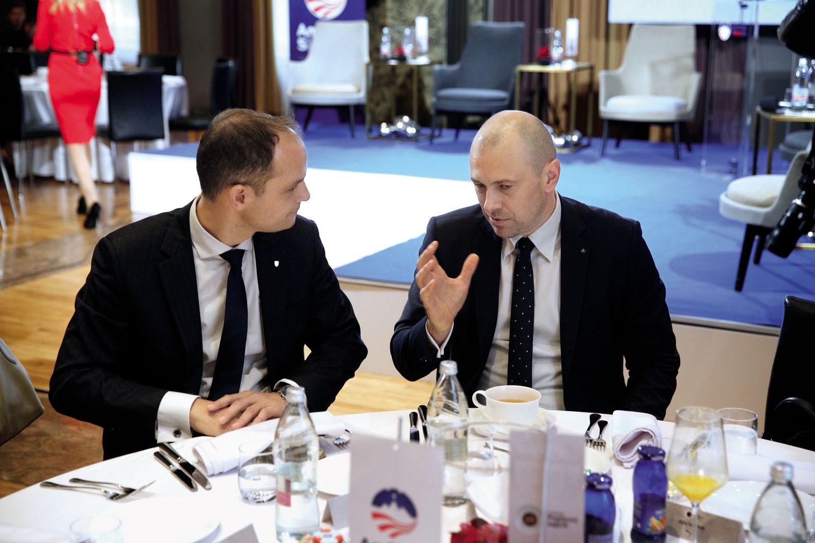 Pred leti je v Bruslju tožaril NLB, da posluje z iranskim režimom, zdaj se s predsednikom uprave NLB Blažem Brodnjakom bolje razume. Tudi Brodnjak zagovarja bolj desno vlado z nižjimi davki in višjimi dobički