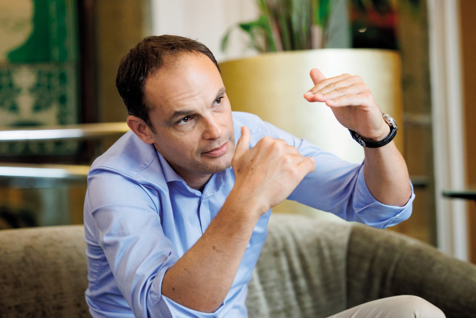 Njegov politični program je za zdaj precej pahorjanski: sam bi bil rad nekakšen moderator ali mediator med levico in desnico. A brez Levice, na desnici pa s SDS.