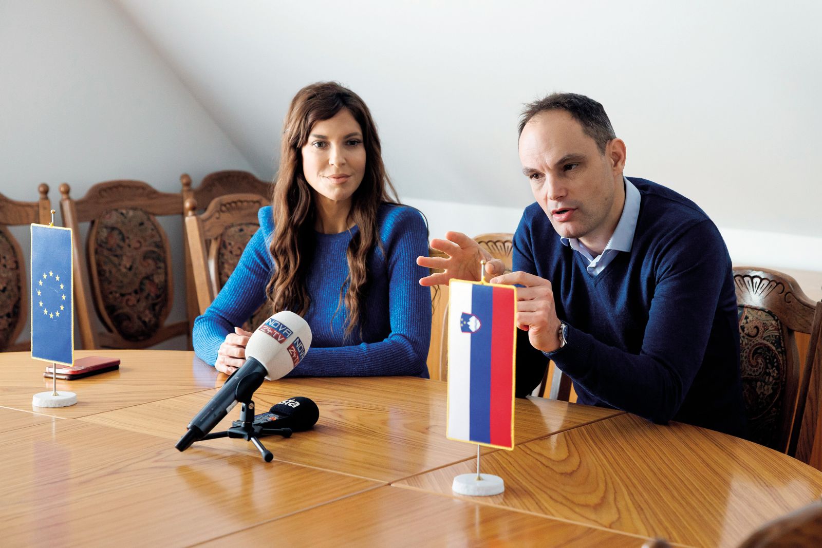 Eva Irgl in Anže Logar sta imela v SDS privilegiran položaj, lahko sta kandidirala v okrajih, kjer jima je bila zmaga zagotovljena. Nikoli nista kritizirala stranke ali njenega voditelja. Sedaj naj bi ga brez besed zapustila? (Njuno popotovanje po slovenskih občinah je prijazno spremljala Nova24. Na fotografiji na obisku pri županu Šenčurja)
