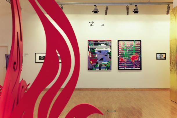 V Frankfurtu delujoči umetnik Gašper Kunšič (levo) z ognjenimi skulpturami in grafikami na razstavi izkazuje zanimanje za ornament ter preplet folklore in popkulture, medtem ko Katja Felle (desno), razpeta med Slovenj Gradcem in Parizom, navdih črpa v nasičenosti medijske krajine.