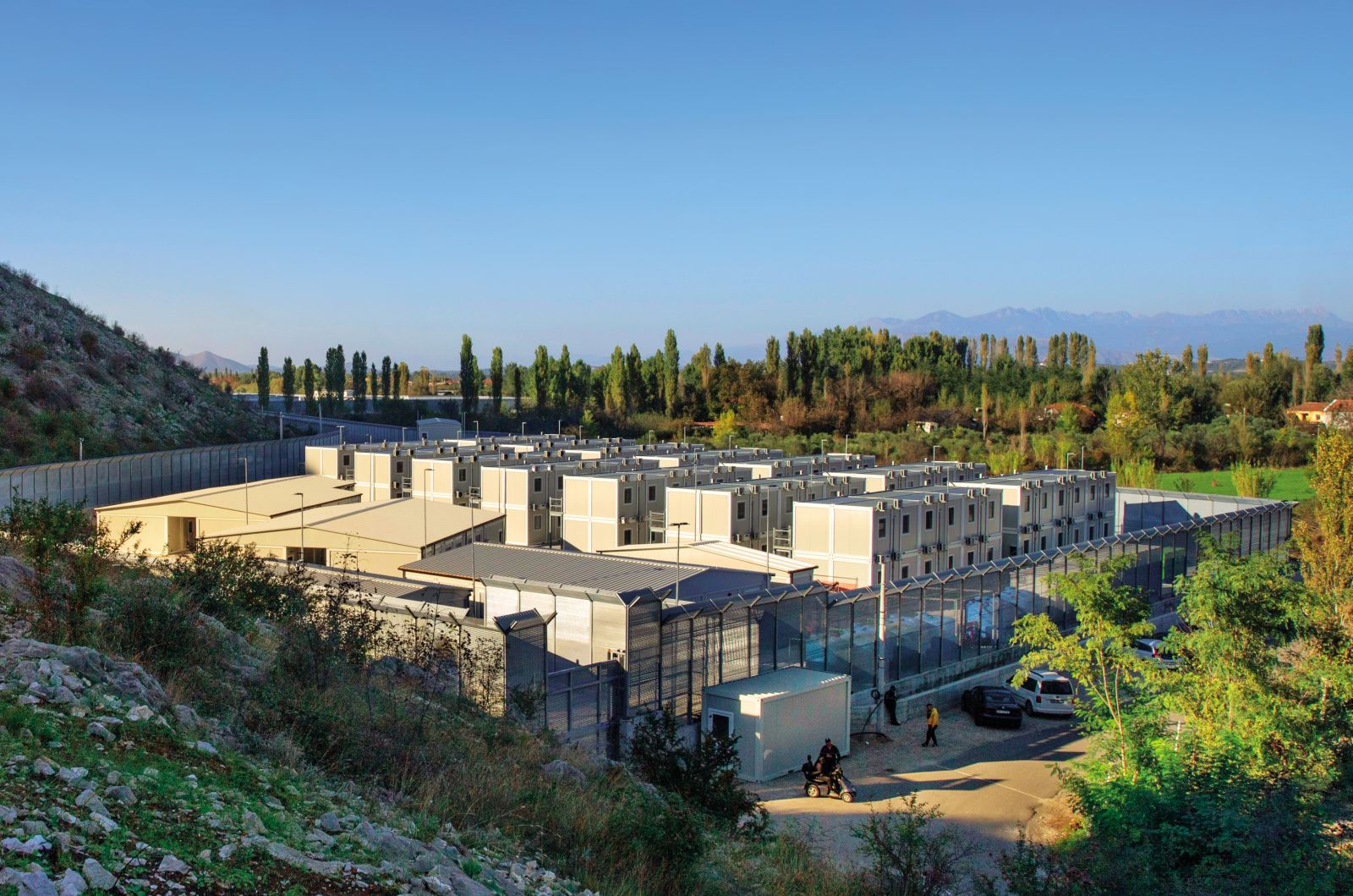 Deportacijsko – migrantski center v Albaniji, kandidatki za vstop v EU. Evropski standardi za migrante