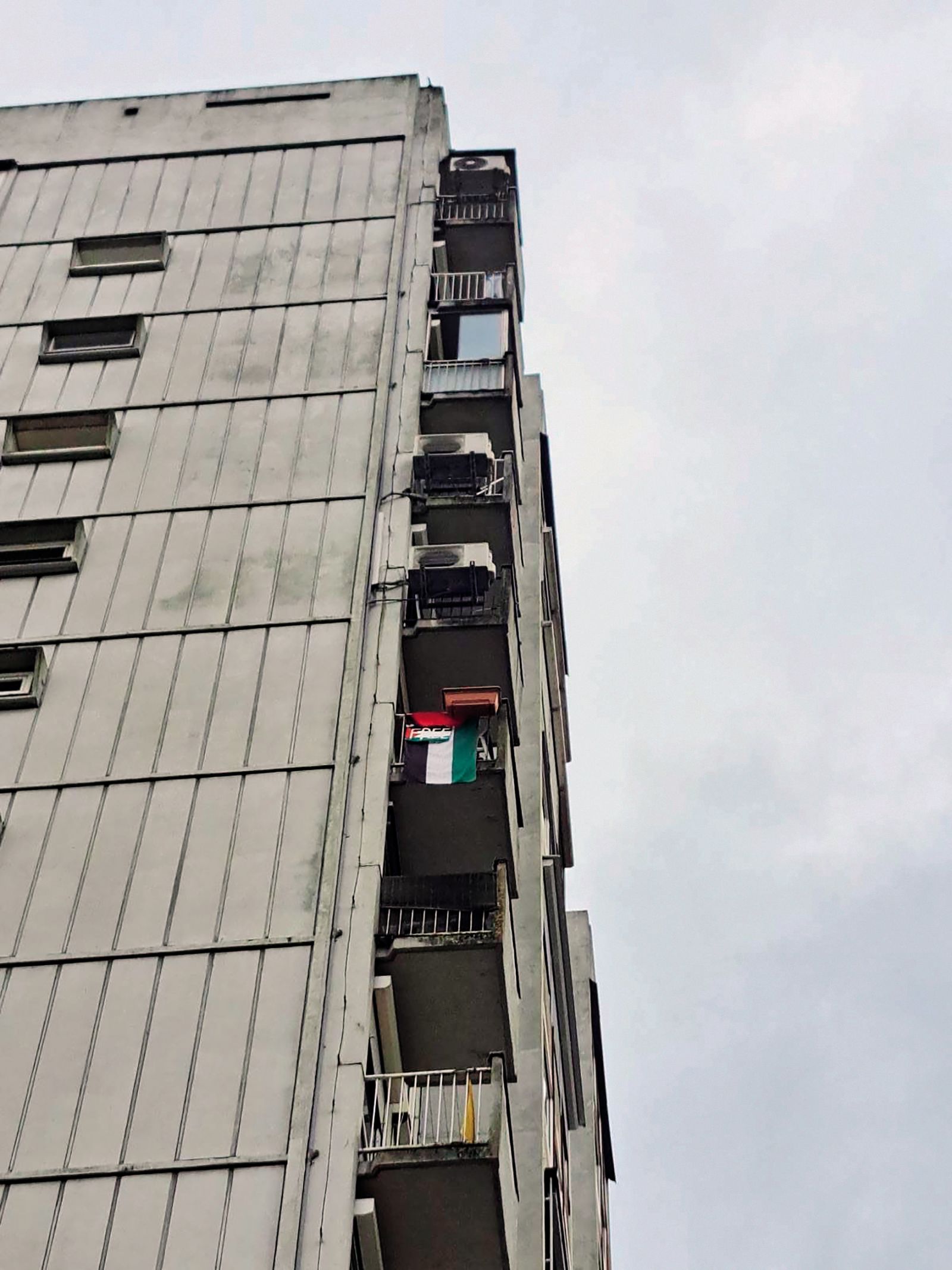 Majhna zastava na balkonu visoke stolpnice – dovolj velik greh za obisk policije