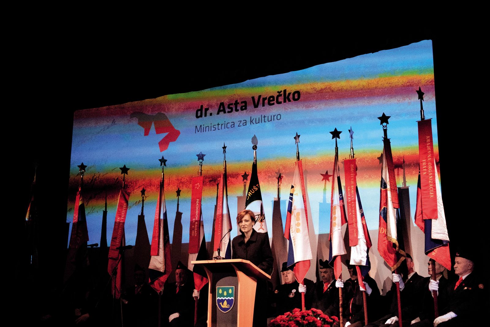 Asta Vrečko, koordinatorka stranke Levica in ministrica za kulturo na slovesnosti ob dnevu spomina na 81. obletnico odhoda nemških sil iz okupiranih Žirov.