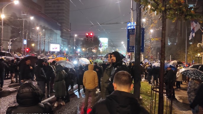 Številni protestniki vztrajajo, da so za nesrečo pred desetimi dnevi, ko je po zrušitvi nadstreška na nedavno prenovljeni železniški postaji umrlo 14 ljudi, medtem ko se trije huje poškodovani še vedno borijo za življenje, odgovorni nepotizem in korupcija ter nezadosten nadzor pri gradnji in njenem načrtovanju.