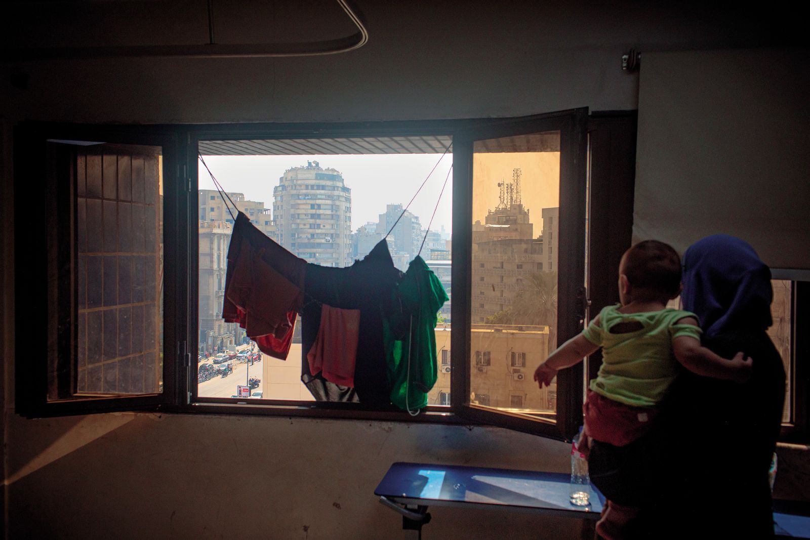 Palestinski bolniki in ranjenci, nastanjeni po različnih bolnišnicah, so izolirani od preostanka sveta, ki ga lahko zgolj opazujejo skozi okna svojih sob.