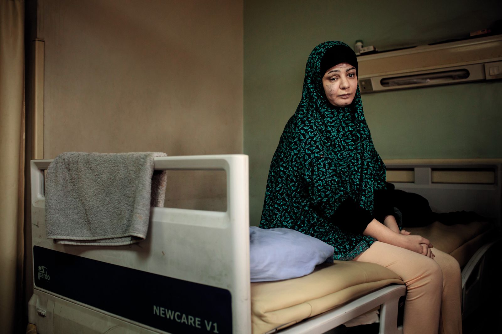 Hamda Asfur (31) v neizmerni žalosti zaradi smrti vseh štirih otrok, ki jih je izraelska vojska ubila skupaj s še 18 člani njene družine.