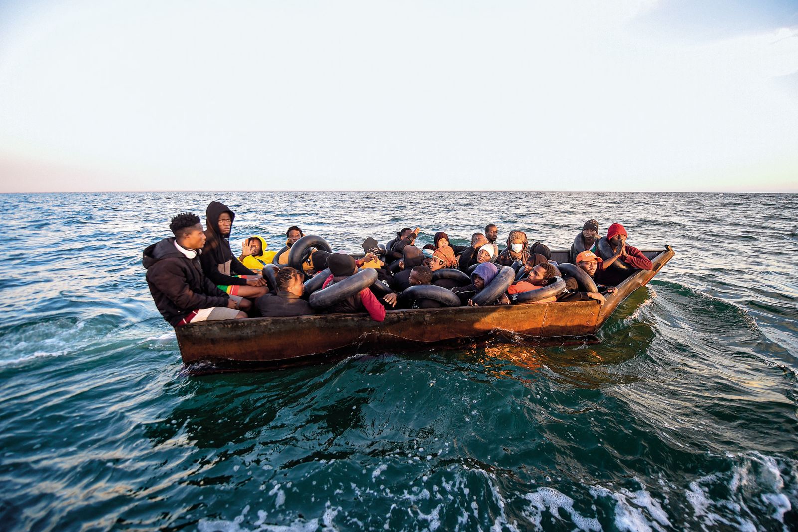 Čoln migrantov ob tunizijski obali