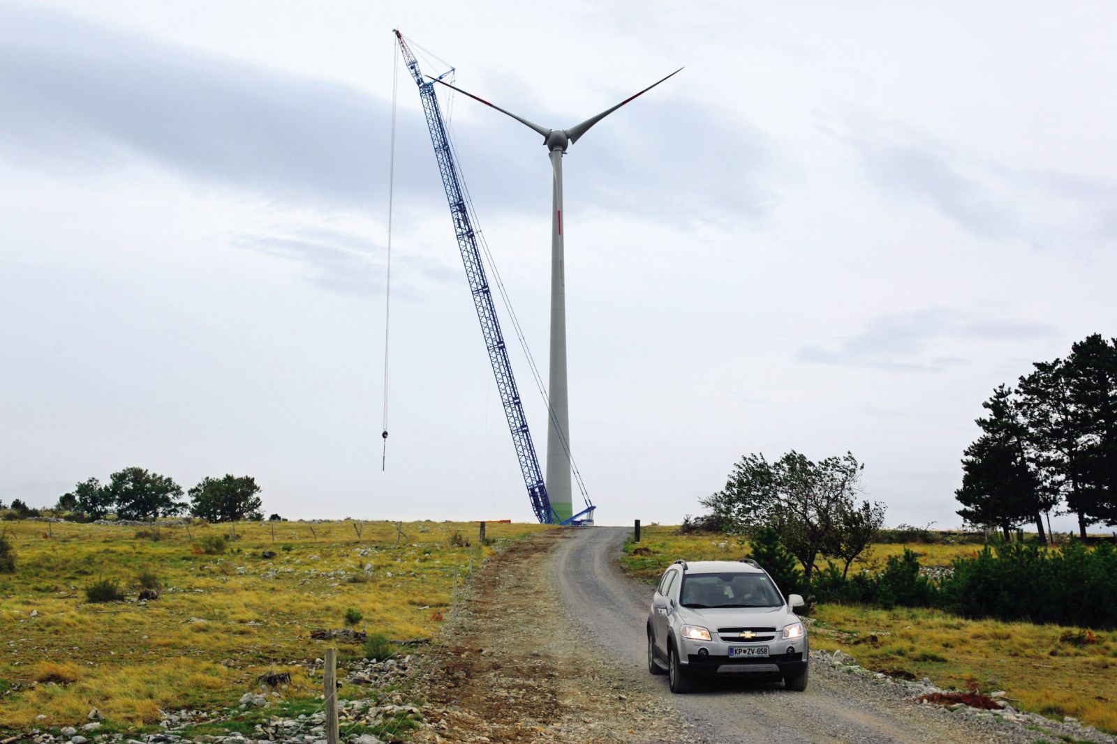 Postavitev prve vetrne elektrarne leta 2012 v Senožečah. Od takrat sta v Sloveniji zrasli samo še dve.