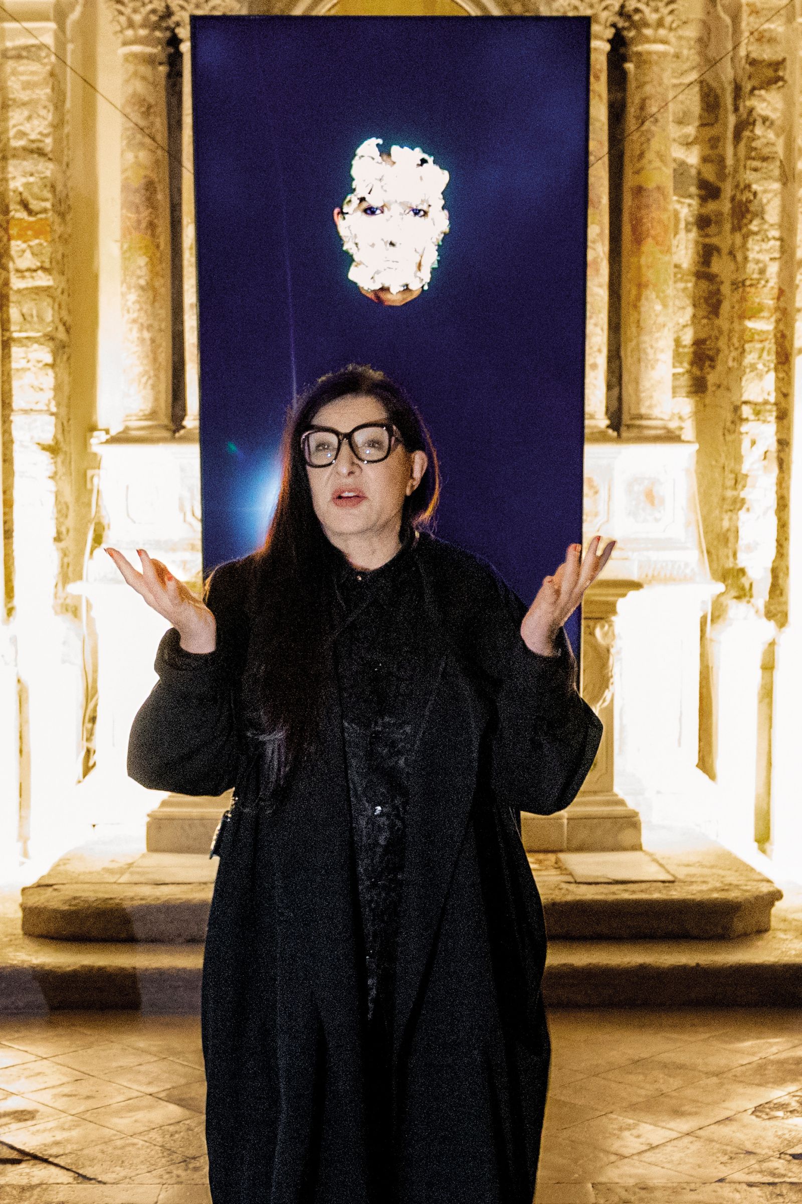 Marina Abramović v piranski cerkvi Marije Zdravja na razstavi Confess Igorja Andjelića