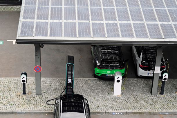 Nadstrešek s sončnimi celicami, ki je hkrati tudi polnilnica za električna vozila v kampusu v Berlinu 