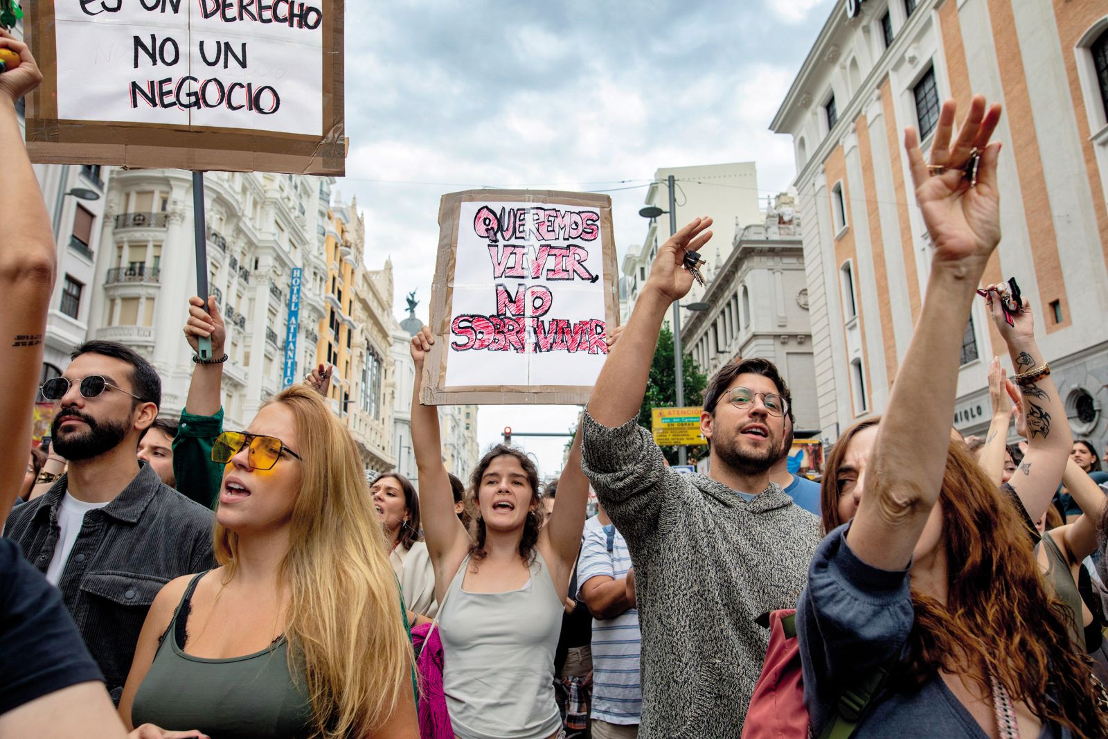 Stanovanjska kriza, ki jo pomagajo poganjati spletne platforme, kot je Airbnb, kažejo zobe tudi drugod. Oktobra so zoper neurejene razmere na nepremičninskem področju protestirali v Madridu (na fotografiji). Tam so že napovedali ukrepe za preprečevanje zajedanja turističnih najemov v stanovanjski fond, v Barceloni pa bi lahko kratkoročno oddajanje stanovanj turistom popolnoma prepovedali do leta 2028.