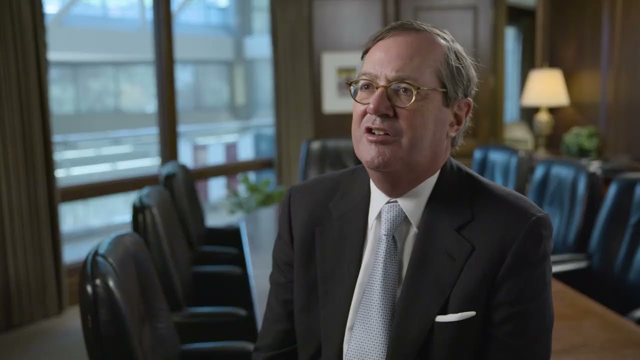 Stephens je finančno podpiral republikanske politike, ki so nasprotovali Trumpu, vendar pa si je do leta 2020 premislil in je finančno podprl Trumpovo neuspešno kampanjo, nato pa podpiral tudi sedanjo uspešno