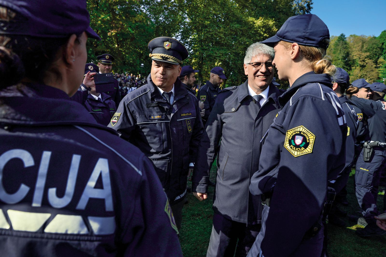 Sproščena direktor policije Senad Jušić in notranji minister Boštjan Poklukar na prisegi novih policijskih rekrutov