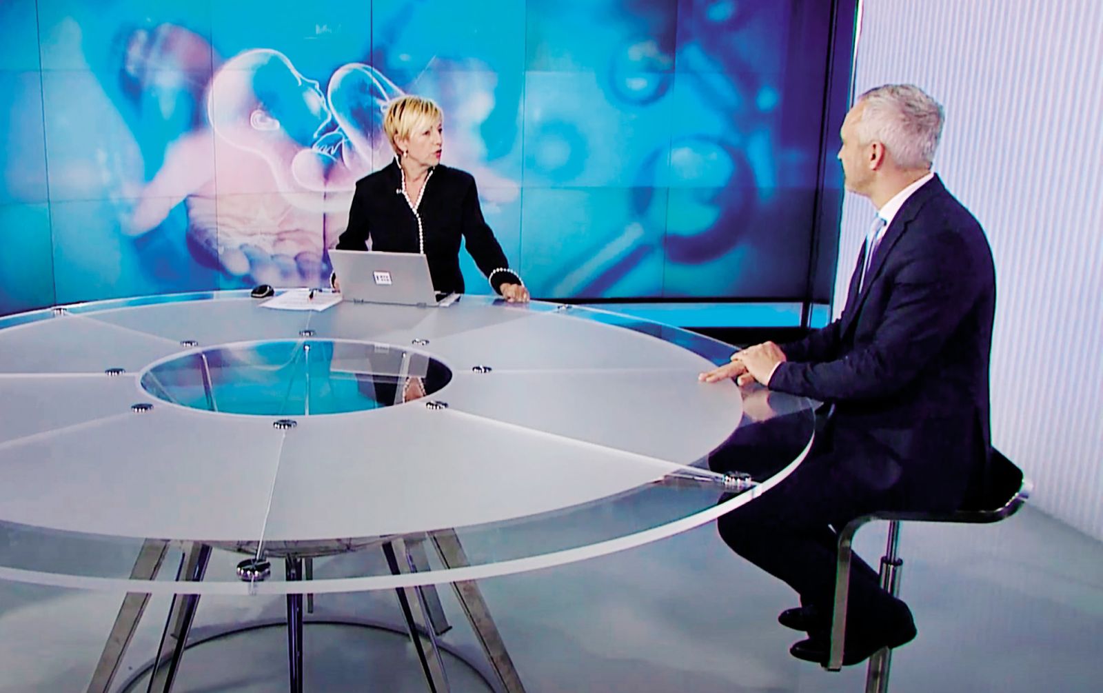 TV komentar / Vpričo dveh žensk