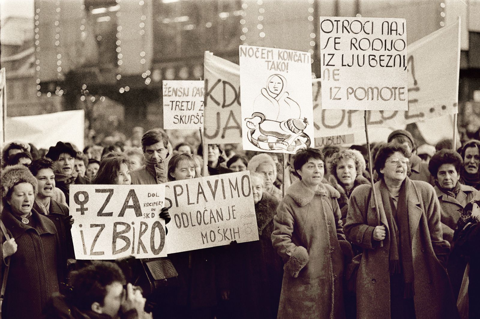 Shod pred parlamentom v podporo pravici do splava v času sprejemanja slovenske ustave, Ljubljana, 11. december 1991