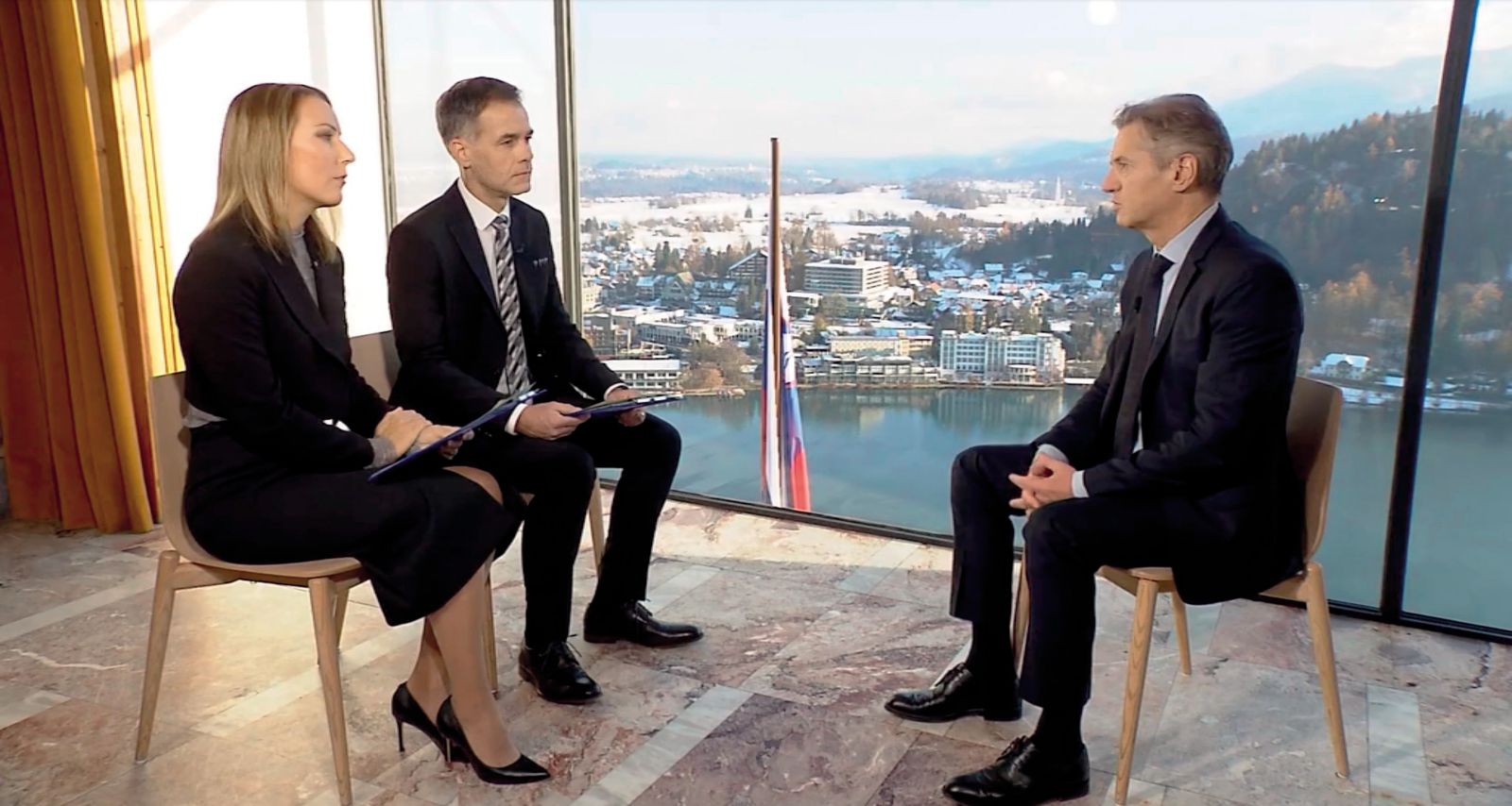 TV komentar / Petelinjenje s premierom