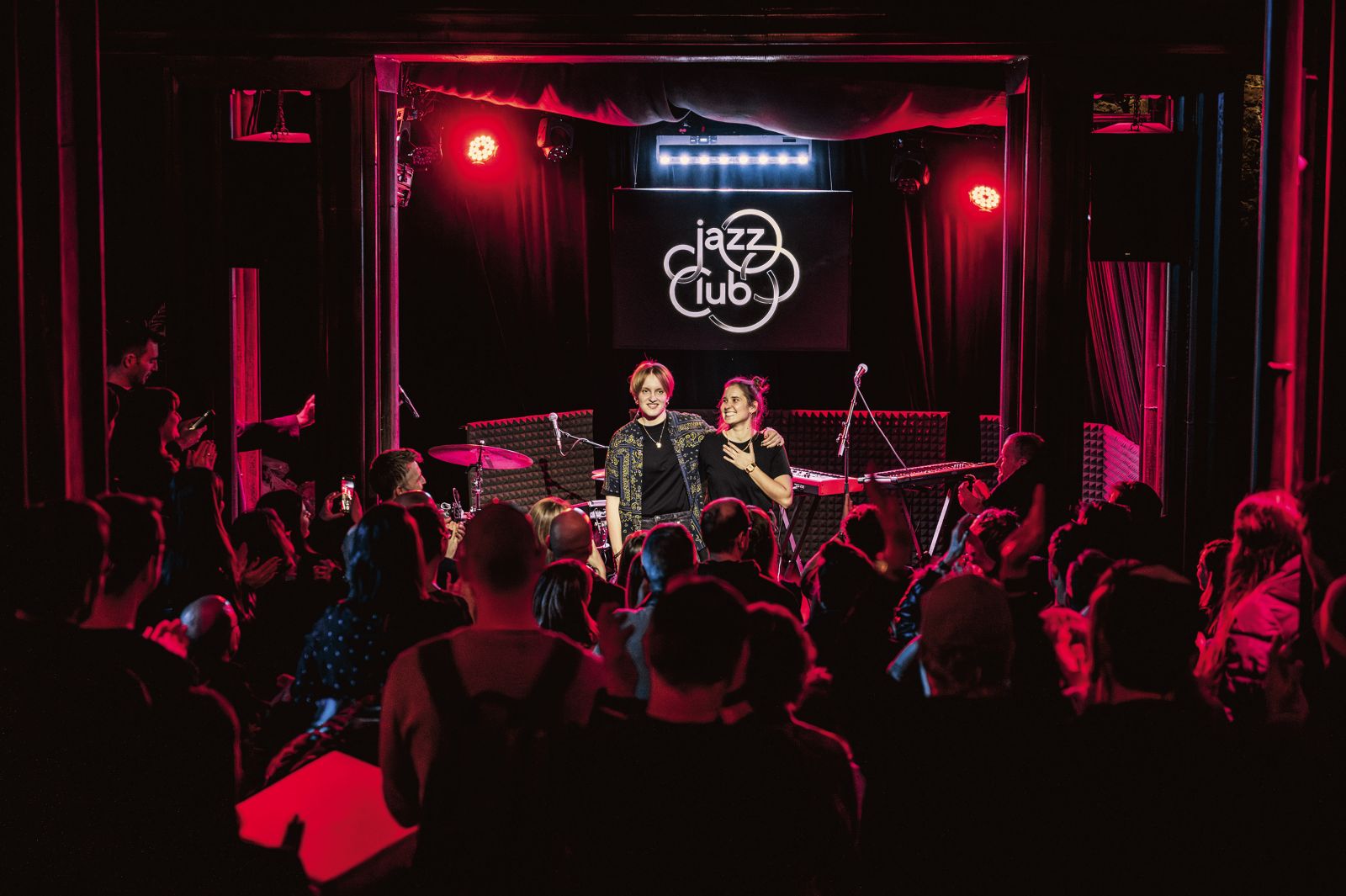 Koncert dvojca freekind. v razprodani Skalni dvorani Ljubljanskega gradu 26. januarja 2024.