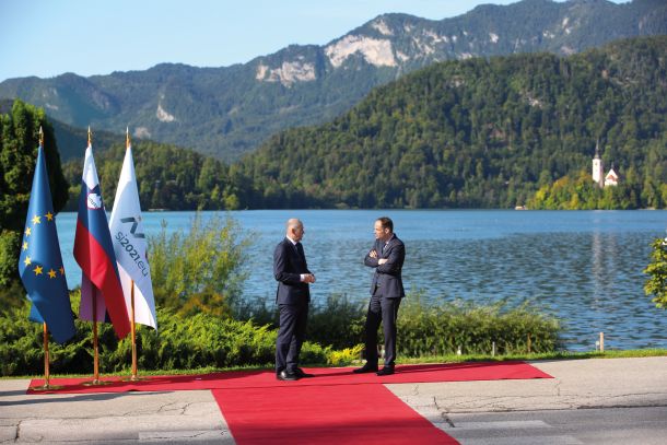 21. 7. 2023 | Mladina 29 | PolitikaV Logarjevi senciMarcel Štefančič jr.Janez Janša skuša boj za prevlado na desnici spremeniti v državljansko vojnoJanez Janša in Anže Logar med pogovorom ob začetku Blejskega strateškega foruma septembra 202Janez Janša in Anže Logar med pogovorom ob začetku Blejskega strateškega foruma septembra 202