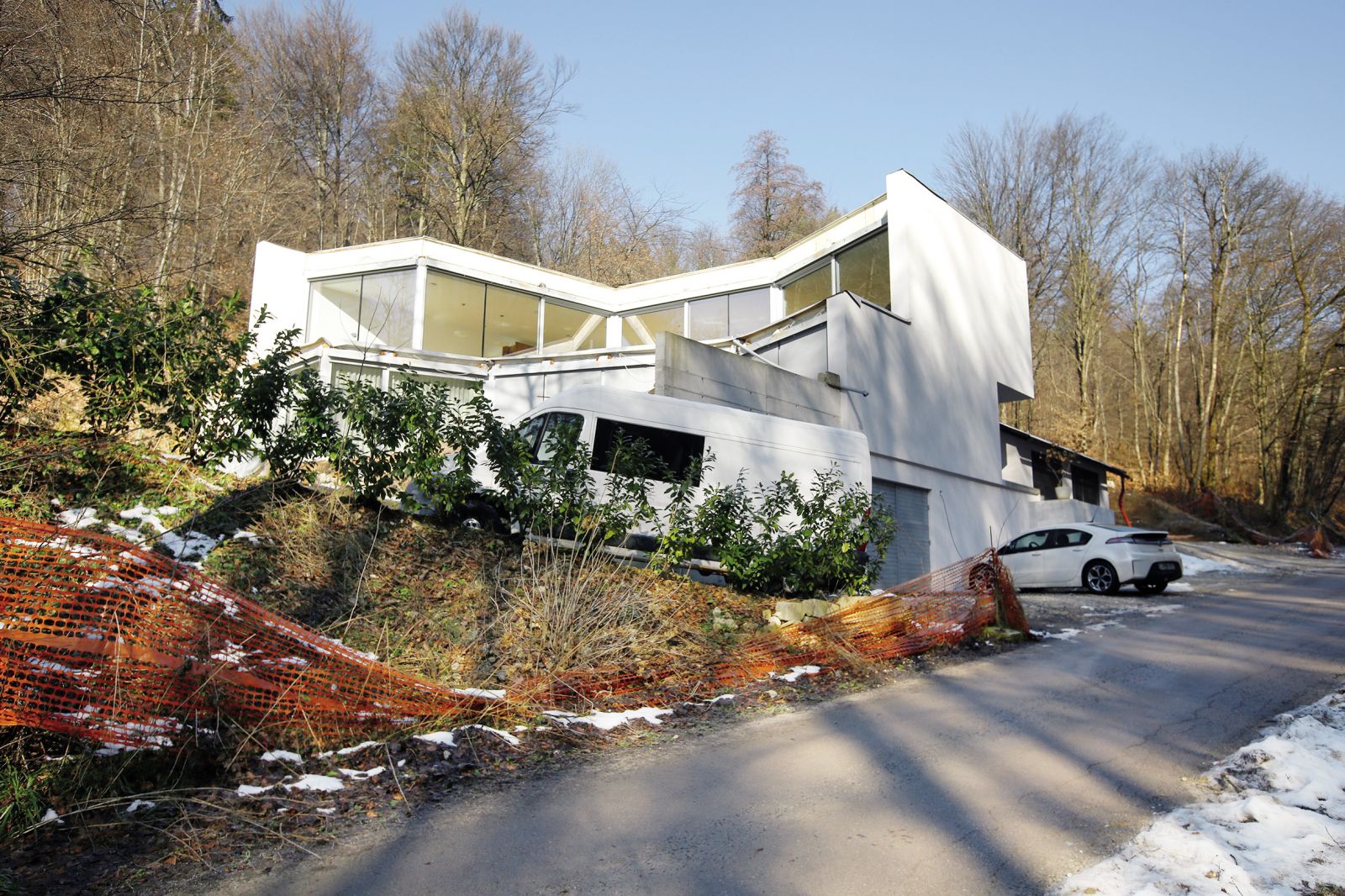 Nastajajoča vila na Golovcu s 300 kvadratnimi metri bivalne površine. Lastnik je anesteziolog, ki trdi, da je za svoje delo slabše plačan kot pa snažilka.