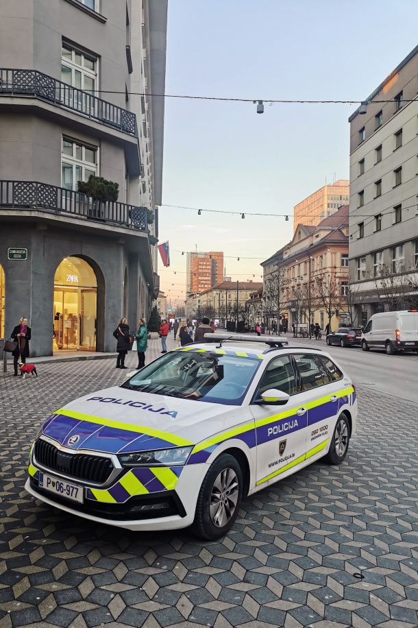 Ali je policijsko vozilo parkirano pravilno? LJ: 30. 1. 2024, 16.47 : 