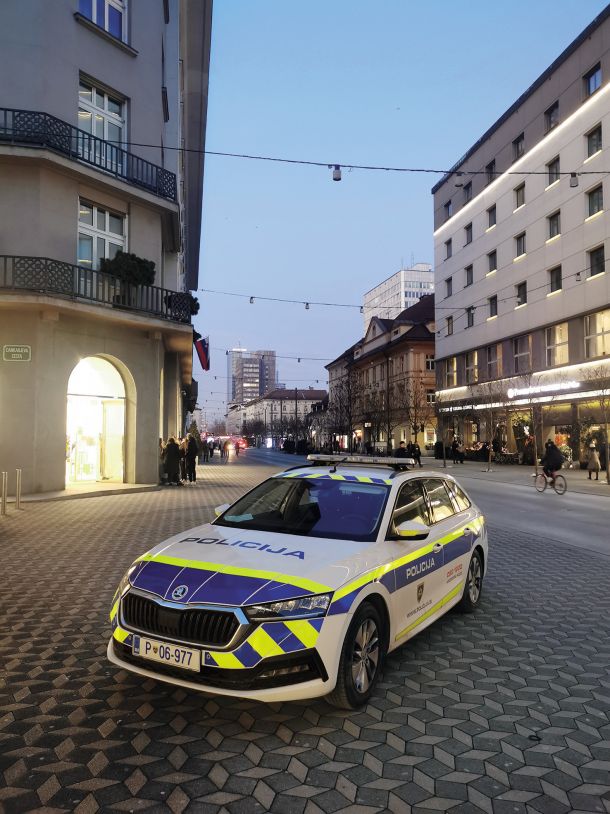 Ali je policijsko vozilo parkirano pravilno? LJ 30. 1. 2024, 17.22: 