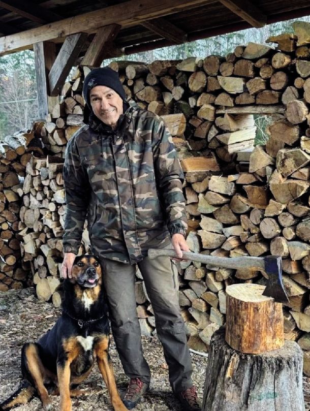 Janez Janša, drva, sekira in zvesti pes čuvaj 
