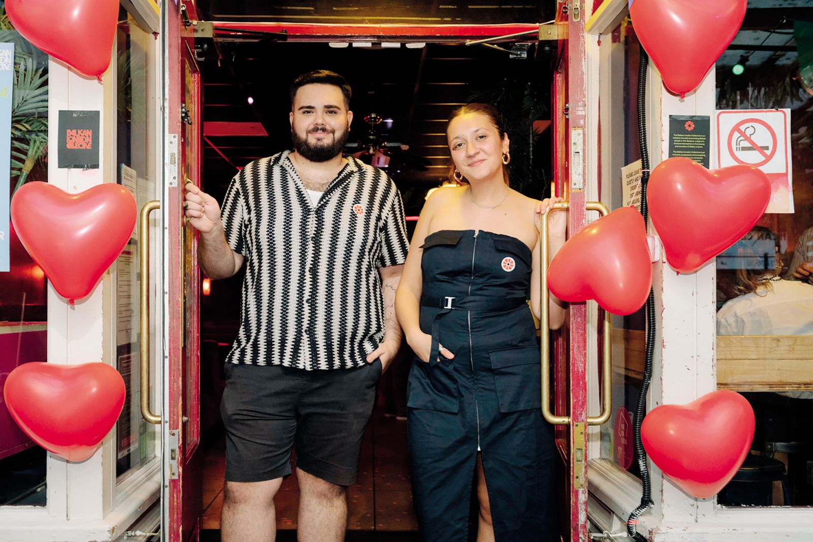 Ustanovitelja projekta Balkan London Collective Arbër Qerka-Gashi in Tamara Vujinović na letošnji paradi ponosa Balkan Pride v Londonu.