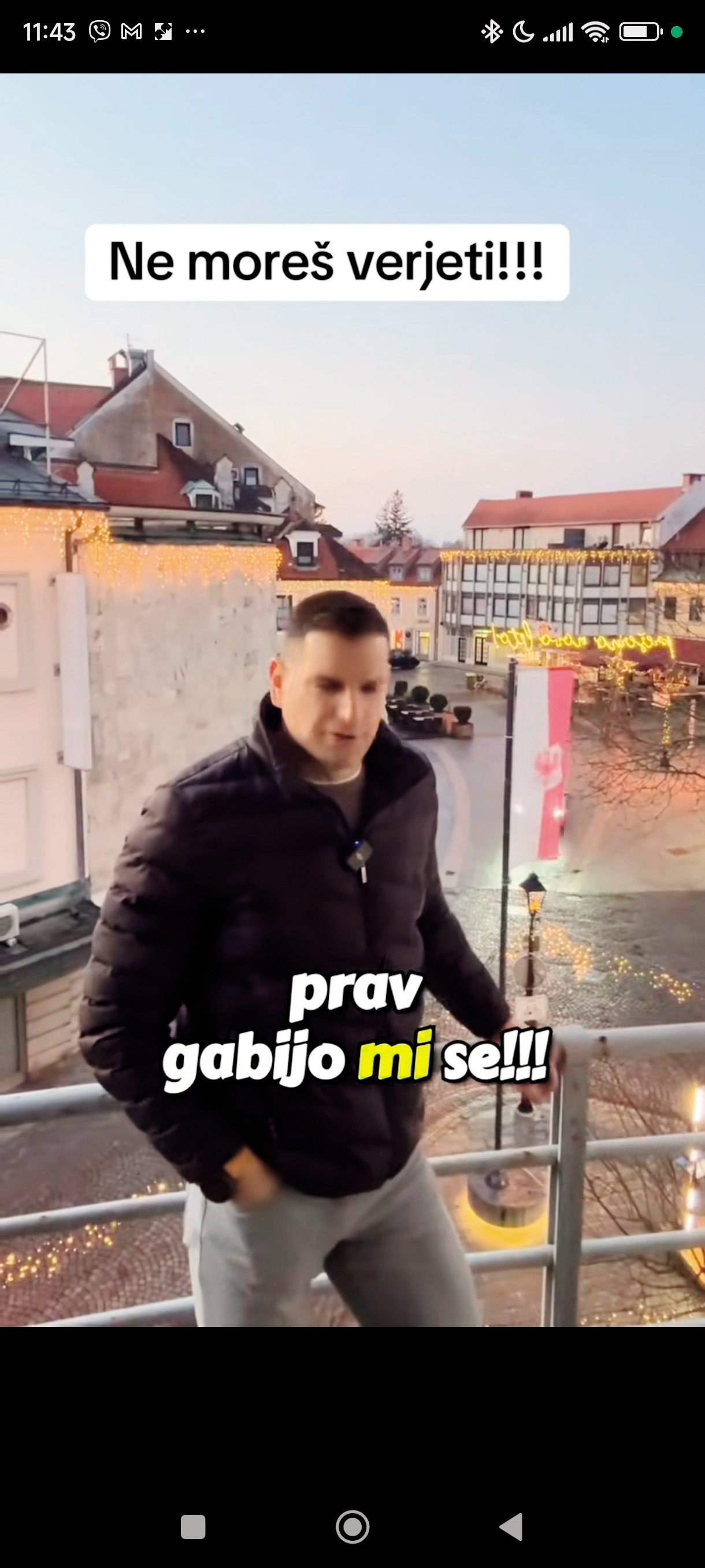 Zoran Stevanović iz stranke Resni.ca na TikToku ne potrebuje ruskega denarja, njegovi videospoti so viralni že sami po sebi zaradi neumnosti, ki jih govori.