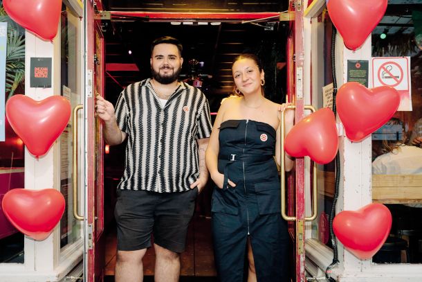 Ustanovitelja projekta Balkan London Collective Arbër Qerka-Gashi in Tamara Vujinović na letošnji paradi ponosa Balkan Pride v Londonu.