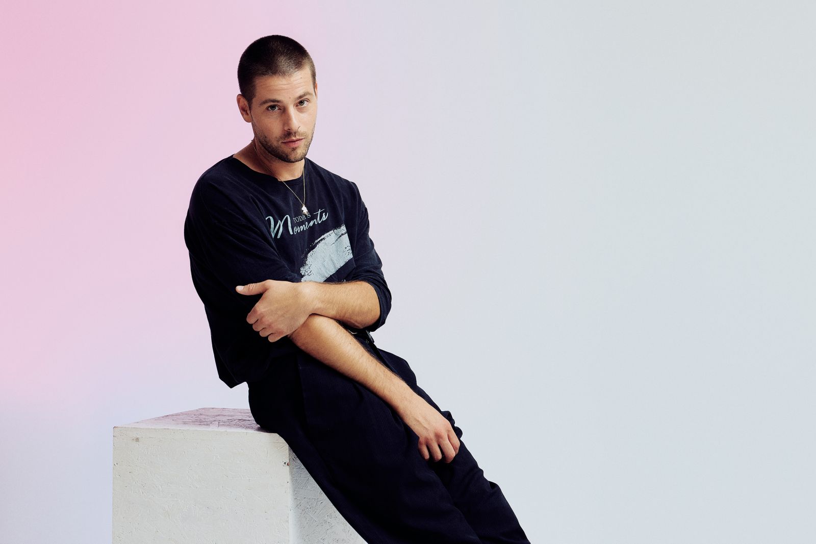 Še drugi član kamniškega tria Matter z nenapovedanim solo albumom, na katerem se suvereno znajde v vlogi klasičnega raperja.