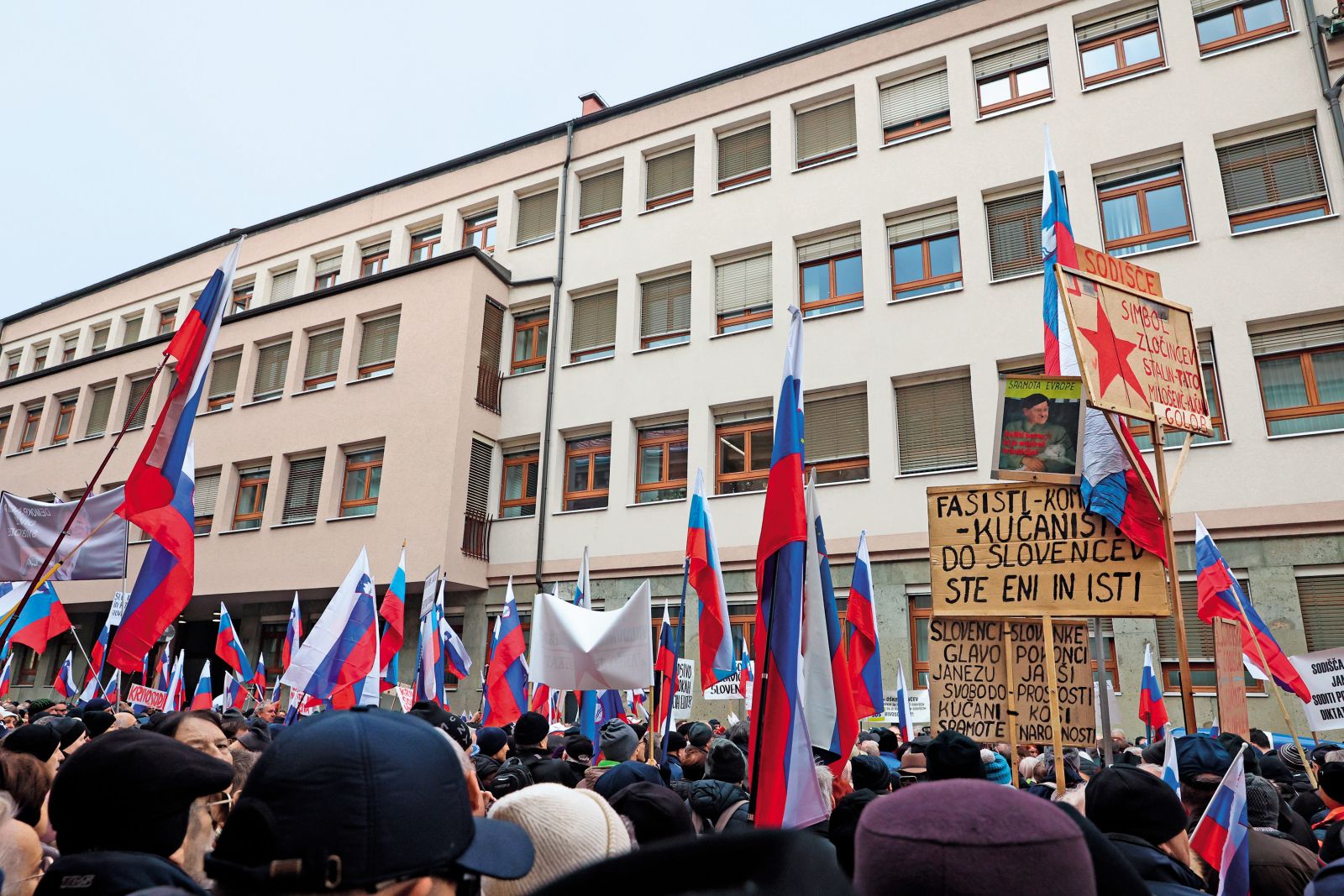Zastave, transparenti, obljube o koncu zime in novi pomladi. Klasična gesla iz arzenala propagande stranke SDS.