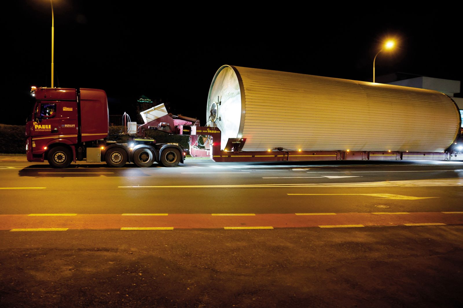 Nočni prevoz silosov – fermentorjev – iz Pivovarne Union do Luke Koper | Borut Krajnc