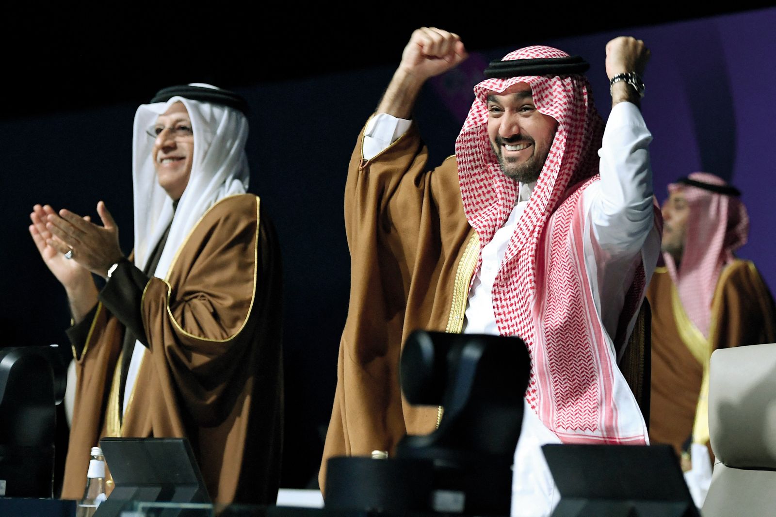 Veselje savdske delegacije ob potrditvi, da bo Savdska Arabija leta 2034 organizirala svetovno prvenstvo v nogometu