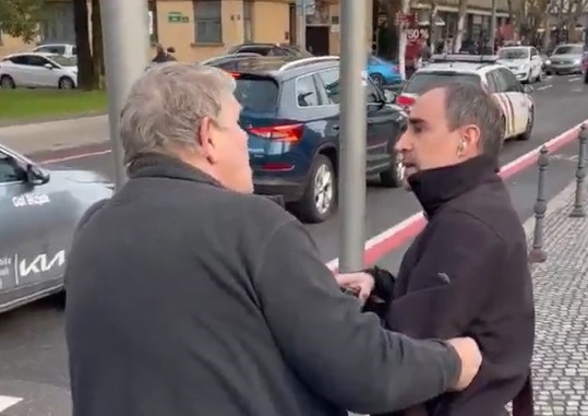 Napad na Mladininega fotoreporterja na Ruparjevem protestu 