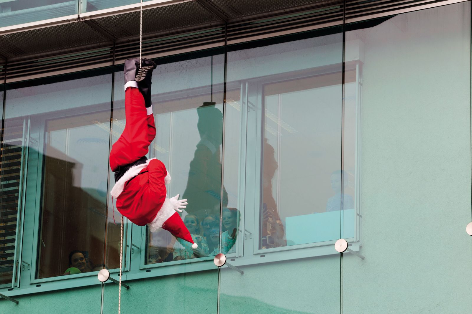 Spust božičkov s strehe Pediatrične klinike UKC Ljubljana | Borut Krajnc