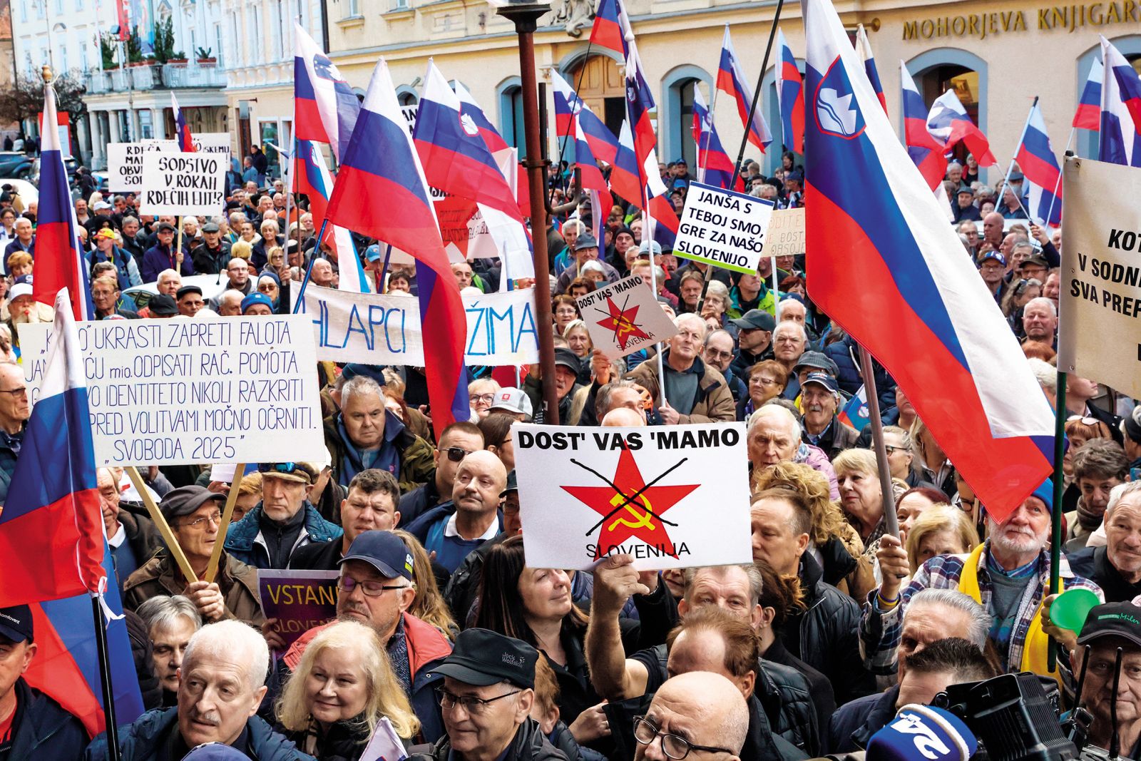 Protest pred sodiščem v Celju