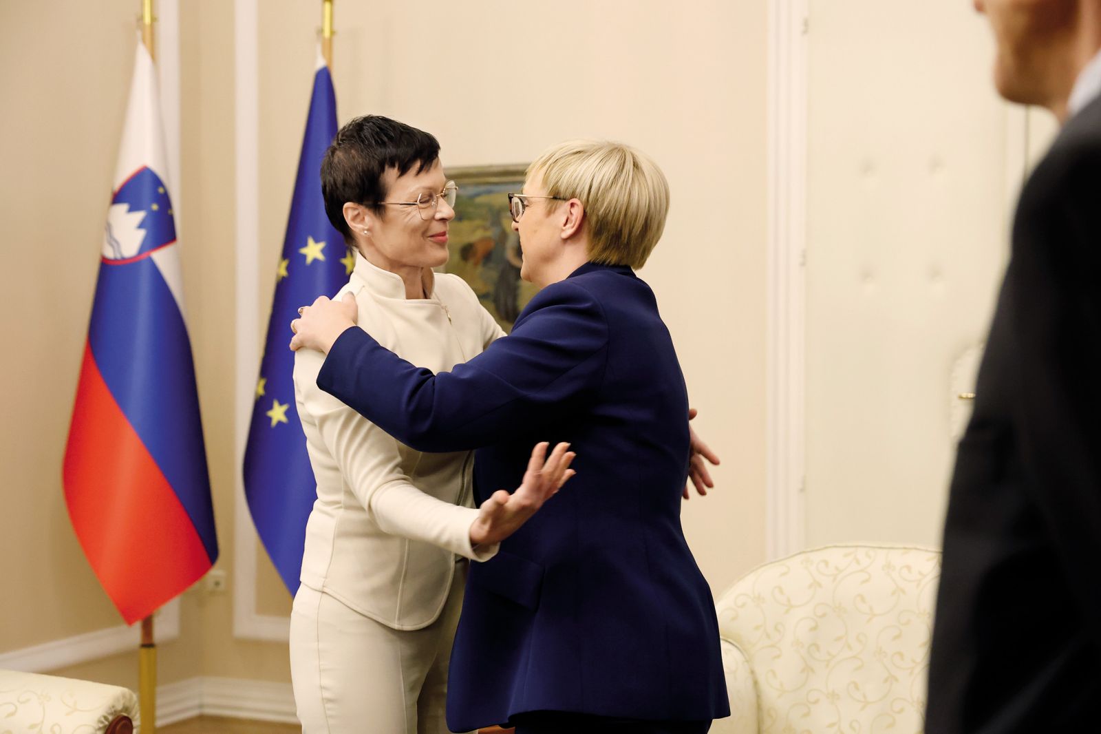 Ona ve: Marta Kos in Nataša Pirc Musar na prvem srečanju po spopadu za položaj predsednice | Borut Krajnc