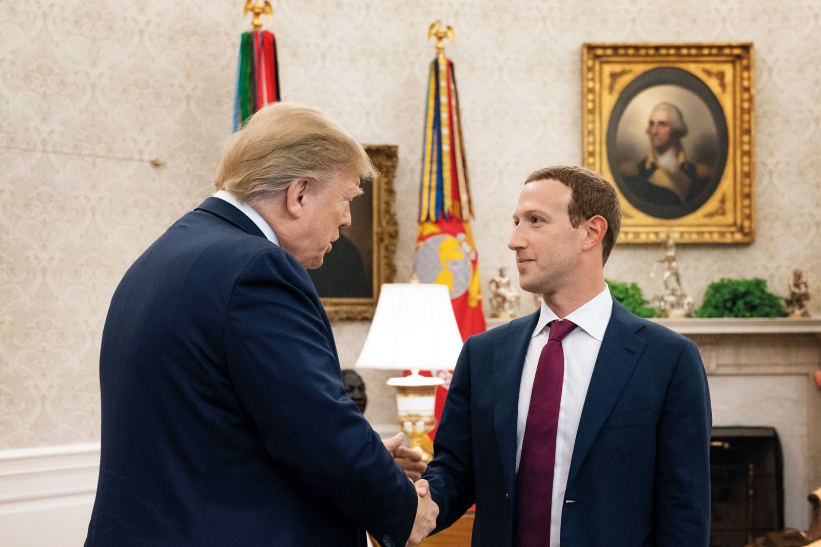 Mark Zuckerberg se je kmalu po zmagi Donalda Trumpa na volitvah prišel poklonit vladarju. (fotografija je z njunega prejšnjega srečanja leta 2019)