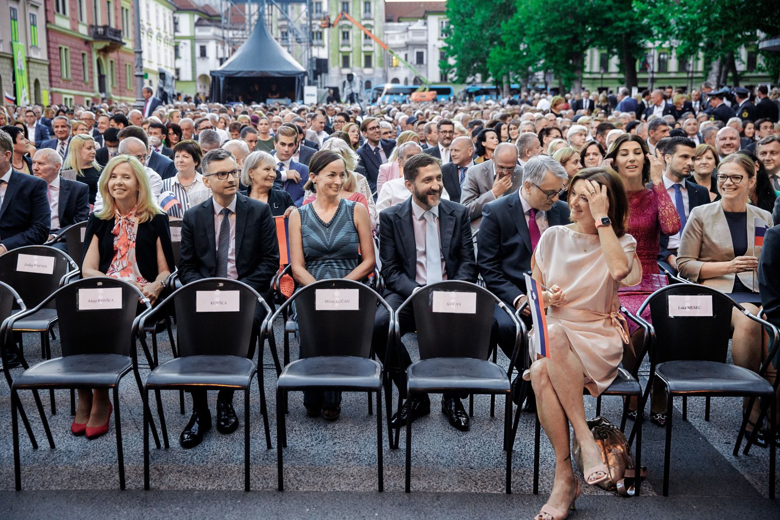Novopečeni ministri iz vrst SD: Matjaž Han, gospodarski minister in človek iz ljudstva, pravosodna ministrica Dominika Švarc Pipan in zunanja ministrica Tanja Fajon na proslavi ob dnevu državnosti junija 2022