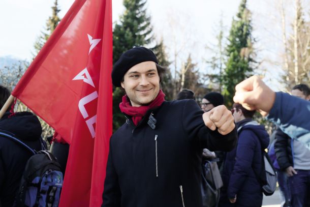 Miha Kordiš v najboljši podobi: pest, rdeča zastava in baretka (fotografija je nastala na spominski slovesnosti ob obletnici Dražgoške bitke, januarja 2019)