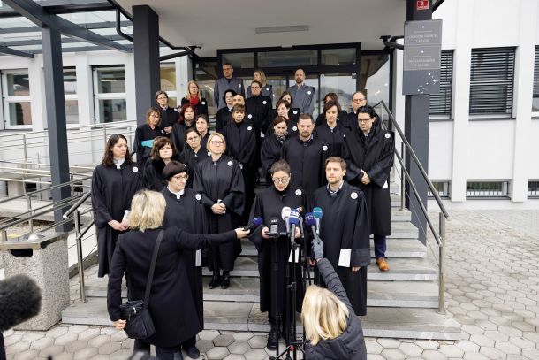 Stavka sodnikov pred sodiščem v Kranju