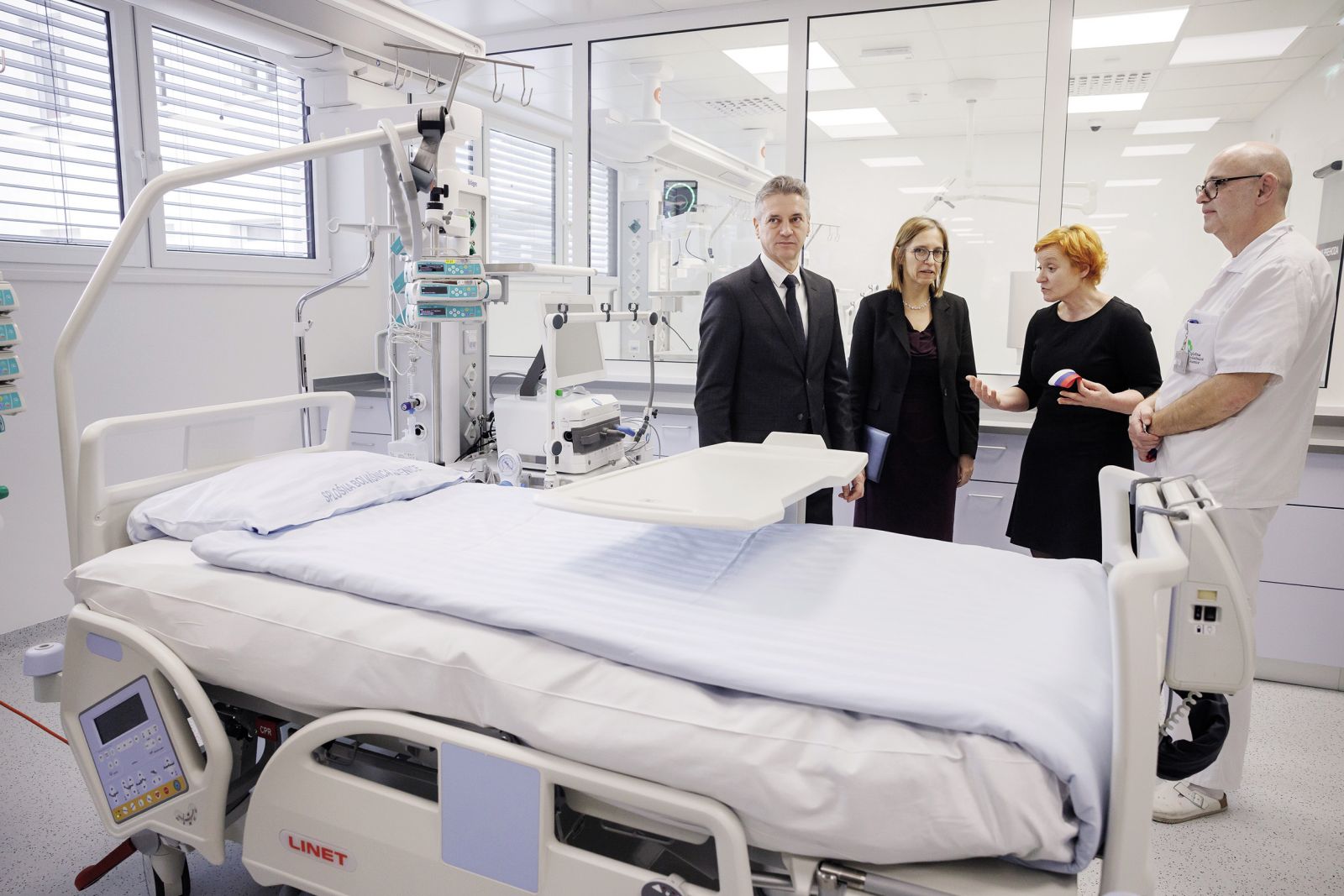 Država za zdravstveno področje nameni veliko denarja. Na fotografiji Robert Golob in Valentina Prevolnik Rupel na odprtju prizidka Splošne bolnišnice Jesenice, v katerem so enote intenzivne medicine