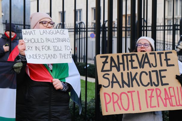 Predstavniki Gibanja za pravice Palestincev med protestom pred ameriškim veleposlaništvom v Ljubljani