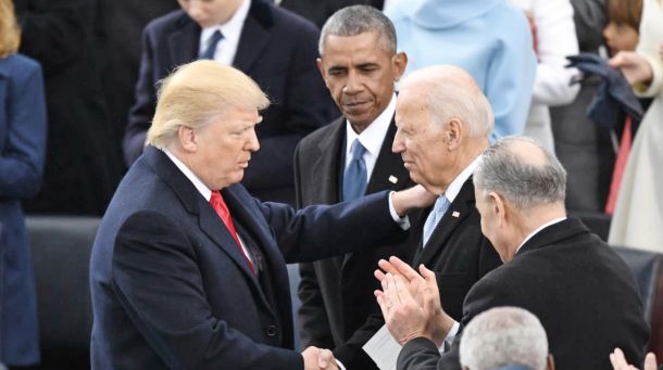 Donald Trump in Joe Biden ( v ozadju Barack Obama) ob prisegi Donalda Trumpa 20. januarja 2017.