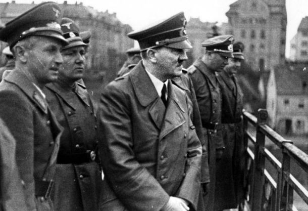 Adolf Hitler med obiskom okupiranega Maribora 26. aprila 1941.