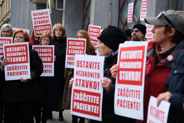 Protestna akcija združenih organizacij za zaščito pacientov pred poslopjem Vlade RS