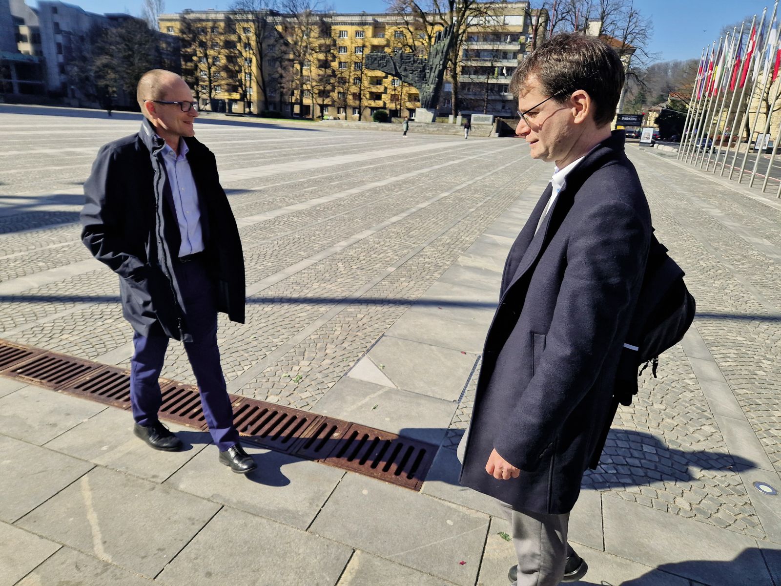 Vodilna družbe Salonit Tomaž Vuk (desno) in Dejan Zwitter v petek, ko smo ju prestregli ob odhodu iz državnega zbora. Zakonsko dopolnilo, ki ga je v korist Salonita vložila SDS, ni dobilo podpore.