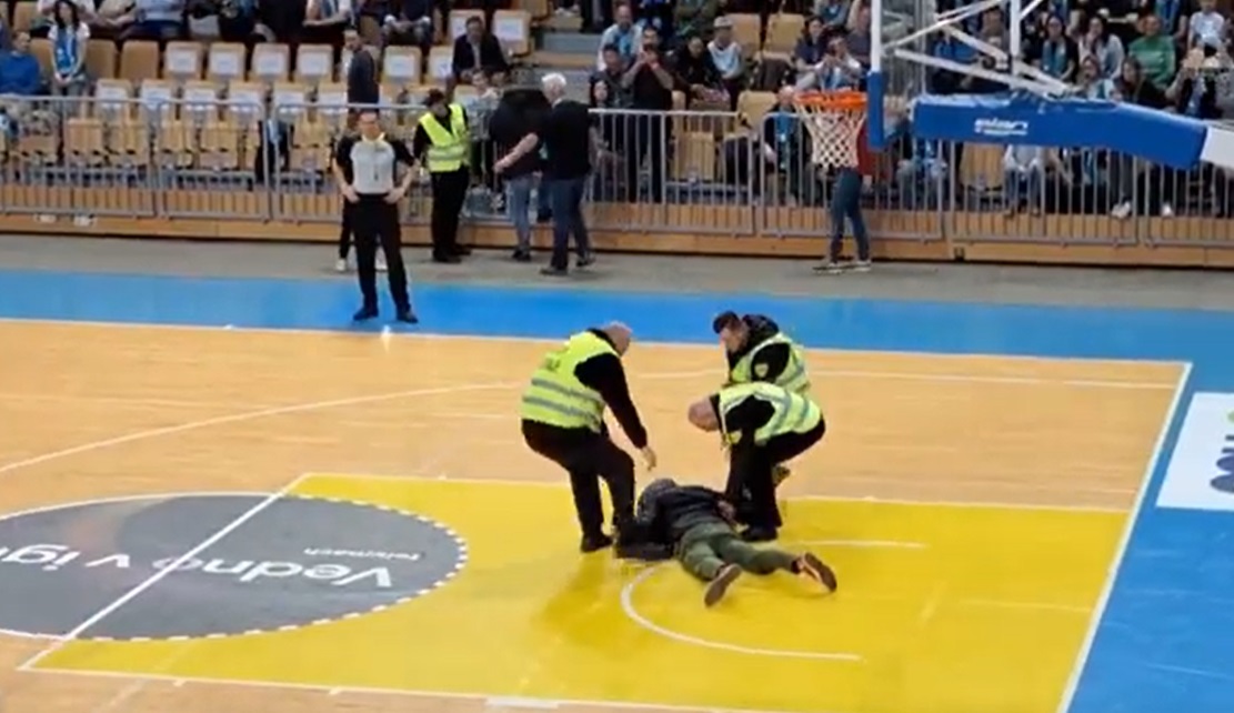 Franci Kek kot protestnik na košarkarskem igrišču 